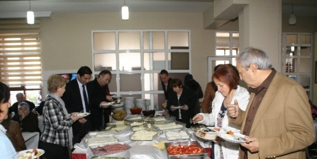 Karşıyaka 100. Yıl Ortaokulu’ndan Dayanışma Kahvaltısı