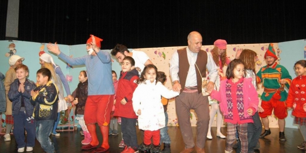 'İyilik Kahramanları' çocuklarla sahnede