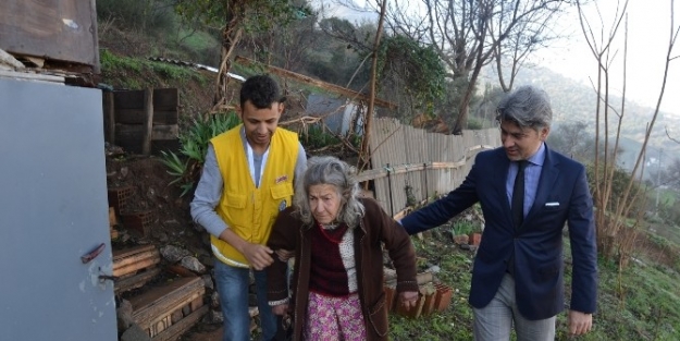 Yaşlı Kadın Yunusemre Belediyesi İle Güvende