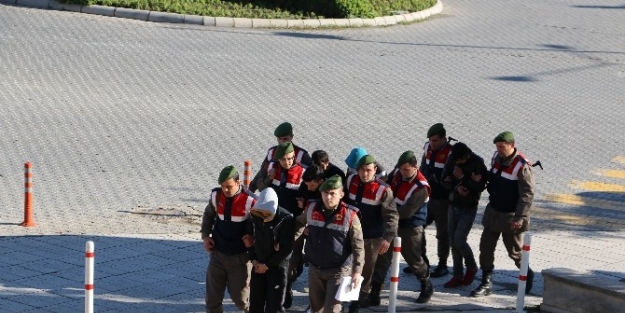 Çaldiklari 3 Bin Liralık Televizyonu Bayiye 75 Liraya Satınca Yakalandılar