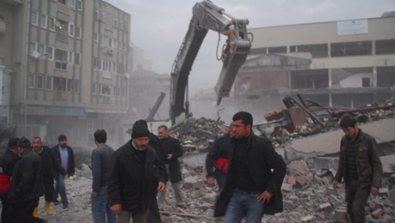 6 katlı bina çöktü!