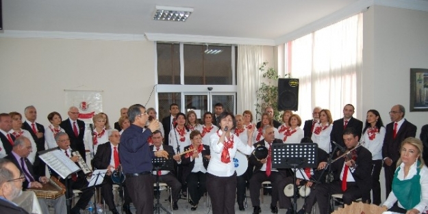 Yaşlılara Türkü Ziyafeti