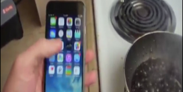 iPhone 6'yı kaynayan kolanın içine attılar