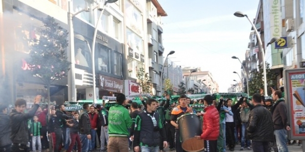 Sakaryaspor Taraftarlarından Maç Öncesi Destek Yürüyüşü