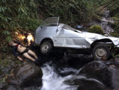 Kamyonet dereye yuvarlandı: 2 ölü, 1 yaralı