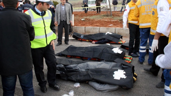 Feci kaza! TIR kamyoneti biçti!