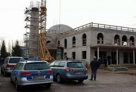 Almanya'da camiye ırkçı saldırı