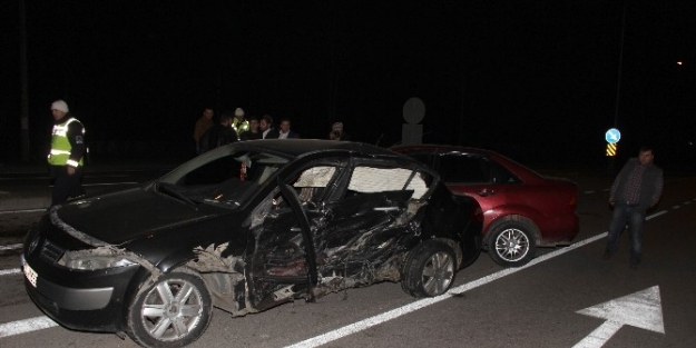 Hurdaya Dönen Araçlardan Sağ Çiktilar: 2 Yaralı