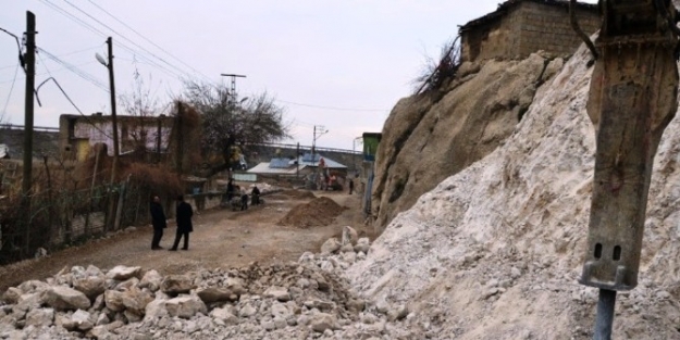 Tuşba Belediyesi’nden Yol Genişletme Çalişmasi