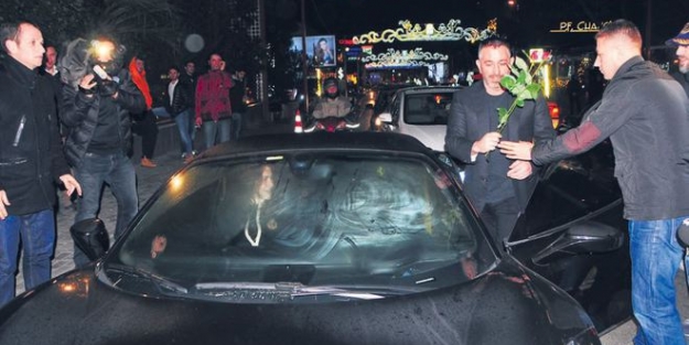 Cem Yılmaz, Ayşe'ye bir gül bile alamadı