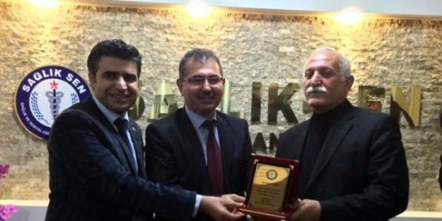 Sağlık-sen Eski Başkan Ve Yönetimine Plaket