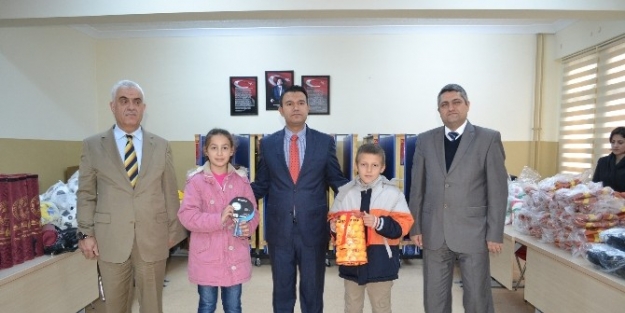 Kapaklı Kaymakamı Gürbüz’den Milli Eğitime 20 Bin Tl Değerinde Spor Malzemesi Yardımı