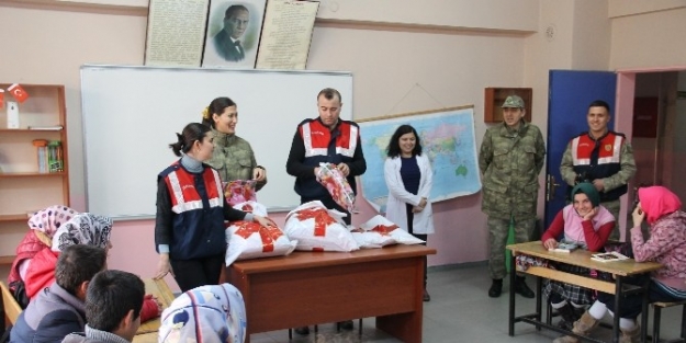 Jandarma Öğrencilere Yeni Yıl Hediyesi Dağıttı