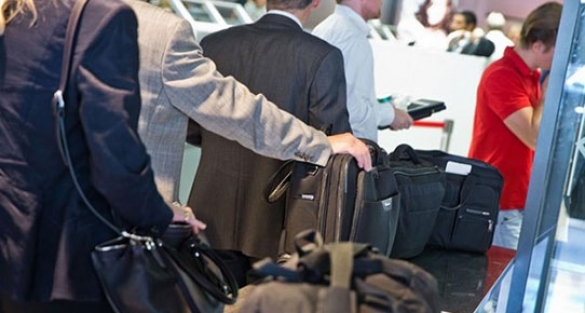 Silah dolu bavullarla havalimanı güvenliğinden geçtiler!