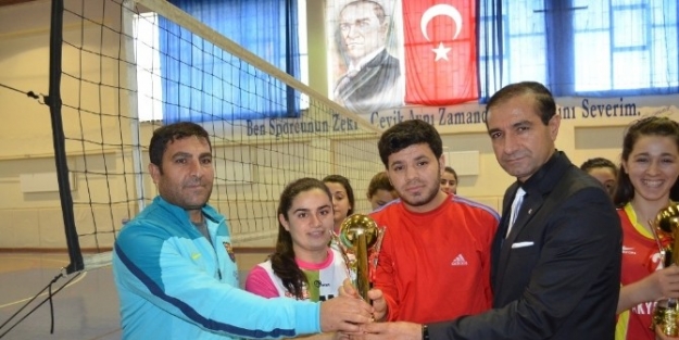 Kahta, Genç Kızlar Voleybol Şampiyonu Oldu