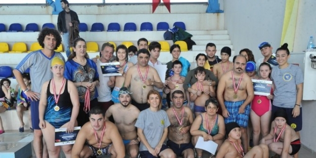 Özel Çocuklardan ’minik Kulaçlar’