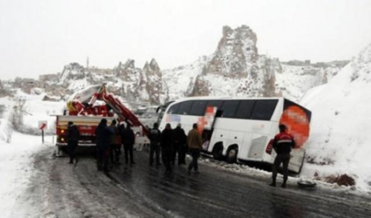Yolcu otobüsü yan yattı