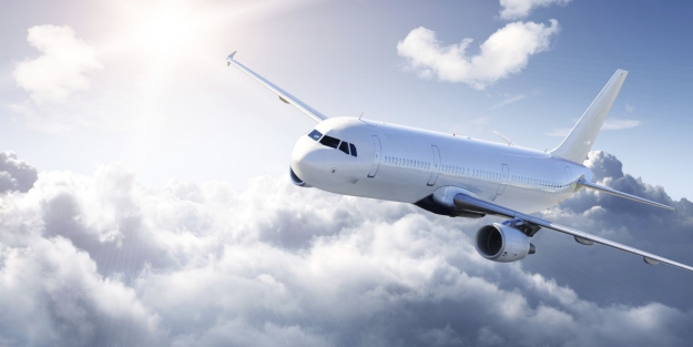 Uçak havadayken acil kapısını açmaya çalıştı!