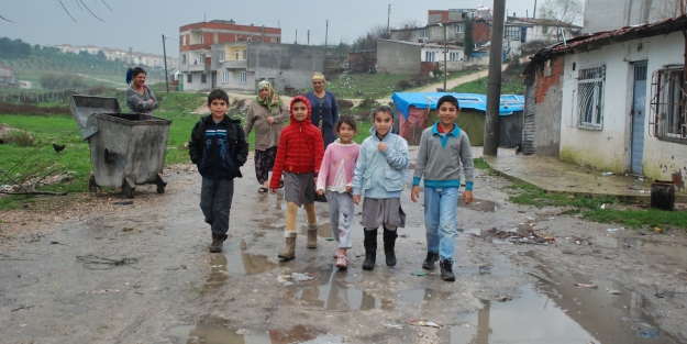 Okul yolunda çamur çilesi!