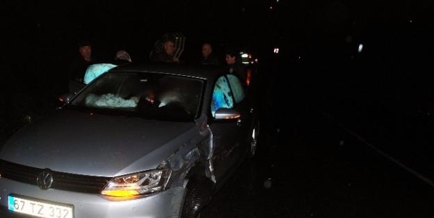 Kamyonet İle Otomobil Kafa Kafaya Çarpişti