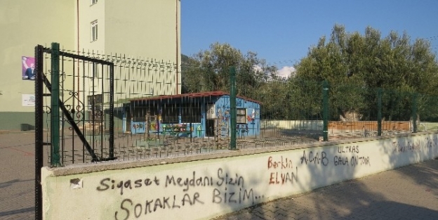 Okul Duvarına Slogan Yazılmasına Tepki