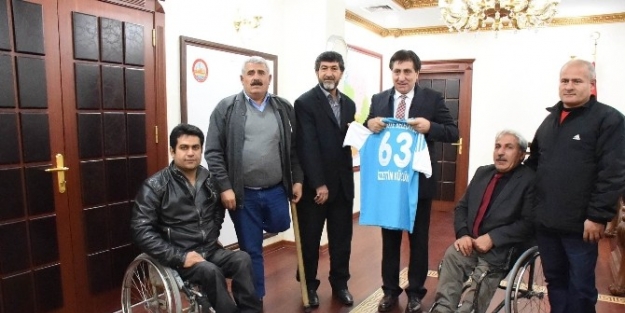 Vali Küçük’e Forma Hediye Ettiler