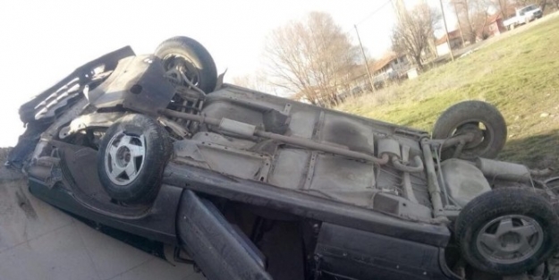 Uyudu Ve Tabelaya Çarpti