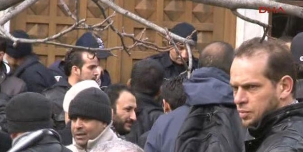 Öğrenciler Libya'nın Ankara Büyükelçiliği'ni bastı