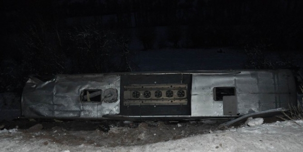 Sivas’ta Otobüs Şarampole Devrildi: 1 Ölü, 20 Yaralı (2)