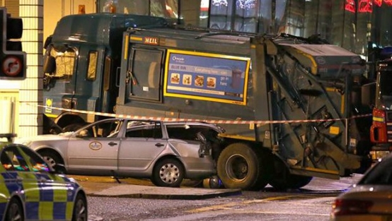 Çöp aracı yayaları çiğnedi!