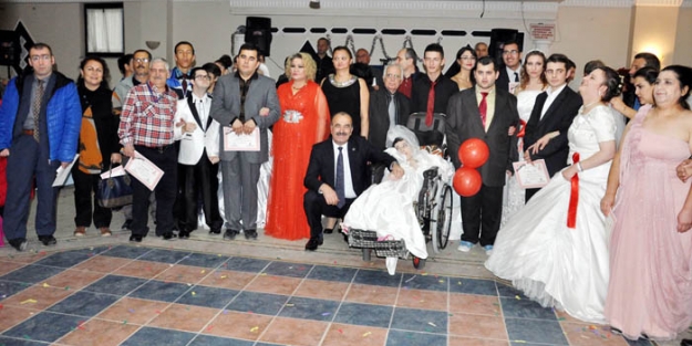 Engelli gelinlik ve damatlık defilesi