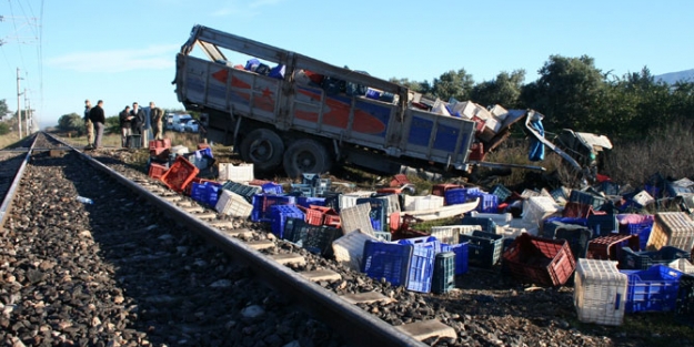 Yük treni kamyonla çarpıştı, 1 ölü