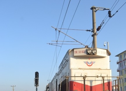 Tren Hemzemin Geçitte Otomobile Çarpti: 2 Yaralı
