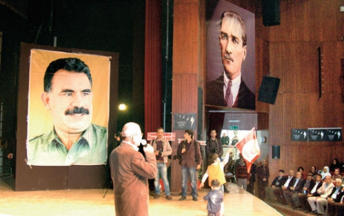 Atatürk ve Öcalan posteri yan yana
