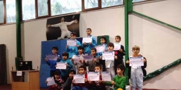 Ted Turnuvasından Eskrimciler, Madalyalarla Döndü