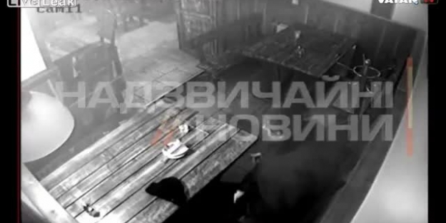 El bombasının pimini çekip havaya uçtu