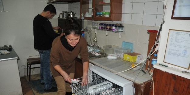 Çay Ocağına Bayan Eli Değdi