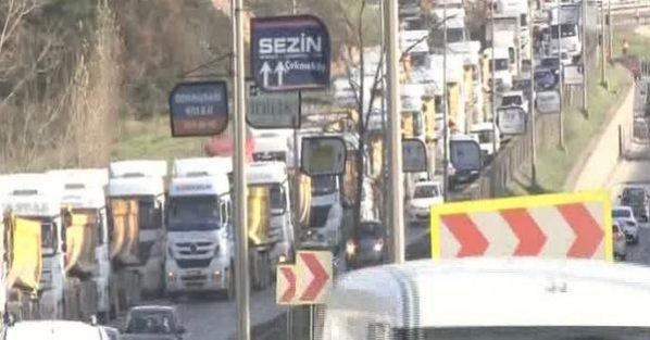 Kamyonculardan trafiği felç eden eylem