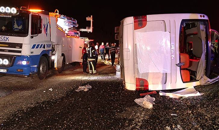 Yolcu otobüsü refüje devrildi: 2'si ağır 28 yaralı