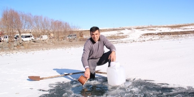 (özel Haber) Su İhtiyacini Donan Gölden Karşılıyorlar