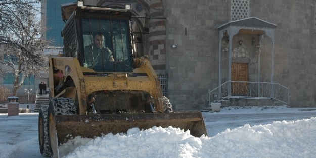 Erzurum’da 73 Köy Yolu Ulaşıma Kapandı