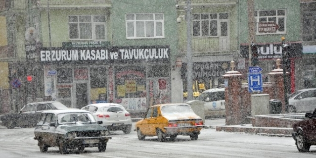Yozgat’ta Kar Yağışı Şehri Beyaza Bürüdü