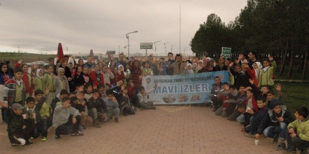 Polisler, İlkokul Öğrencileriyle Bir Araya Geldi