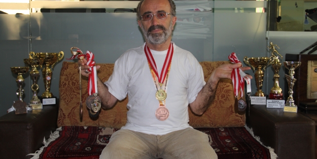 Bursalı Ali Turan madalyaya doymuyor