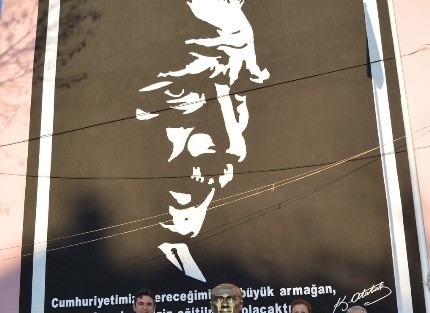 Chp Kula İlçe Yönetimi Atatürk Büstü Hediye Etti