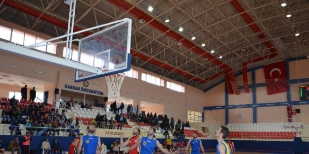 Üniversitelerarasi Basketbol Müsabakaları Başladı