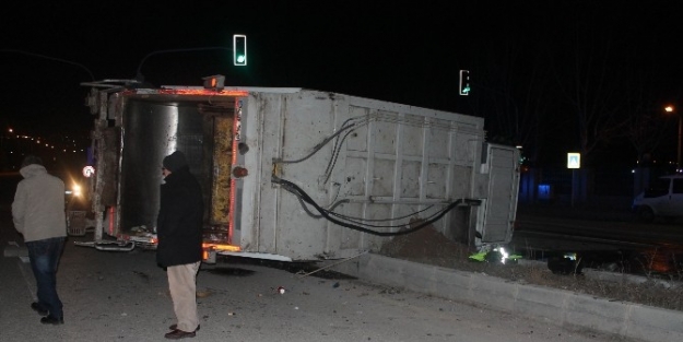 Başkent’te Çöp Kamyonu Devrildi: 4 Yaralı