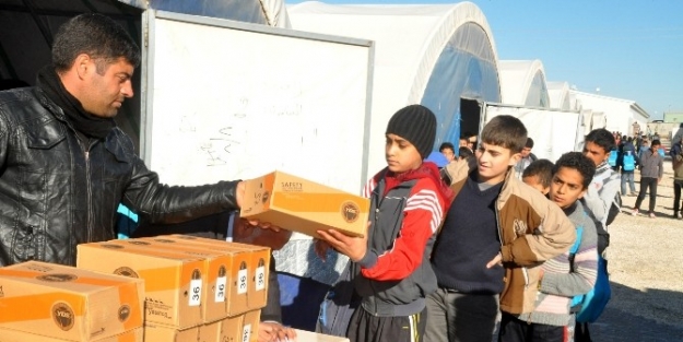 Çadir Kentteki 8 Bin Öğrenciye Kışlık Bot Dağıtımı