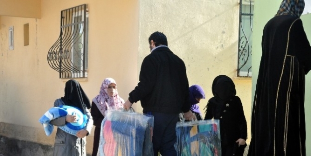 Şanliurfa Stk’lar Akçakaldeki Sığınmacılara Bataniye Dağıtıyor