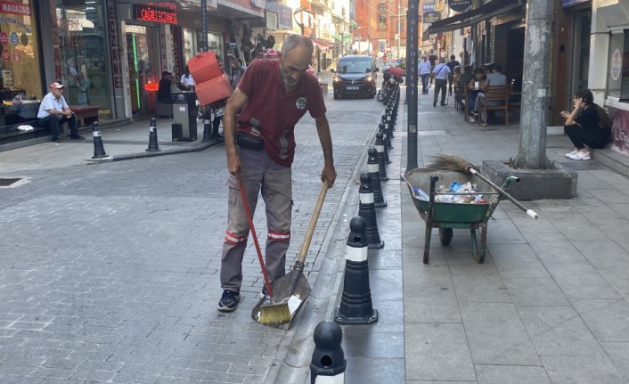 Temizlik işçisi, 'Kefenin cebi yok' deyip, maaşıyla dört öğrenciye burs veriyor